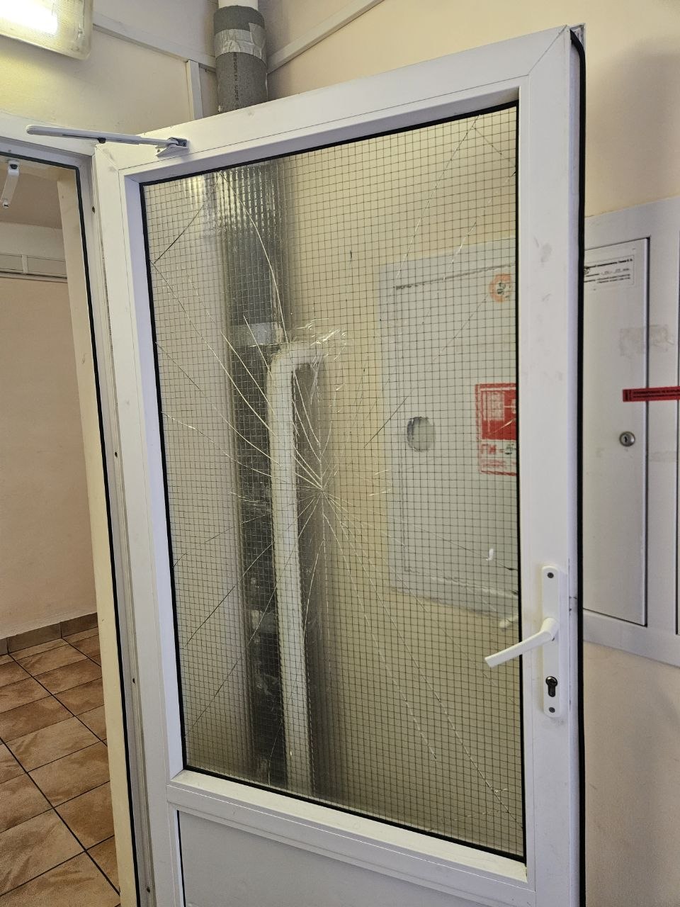 Замена стеклопакета в двери