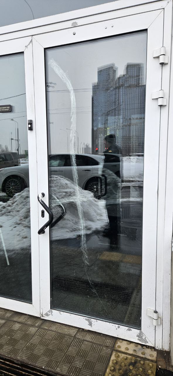 Замена стеклопакета в алюминиевой двери — до и после