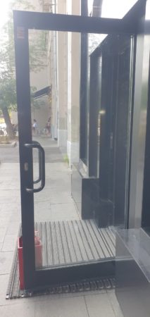 Замена стеклопакета в алюминиевой двери