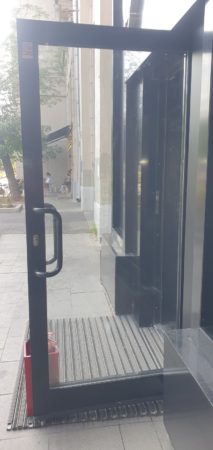 Замена стеклопакета в алюминиевой двери